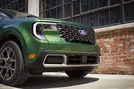 Detalle del emblema de Ford Maverick 2025