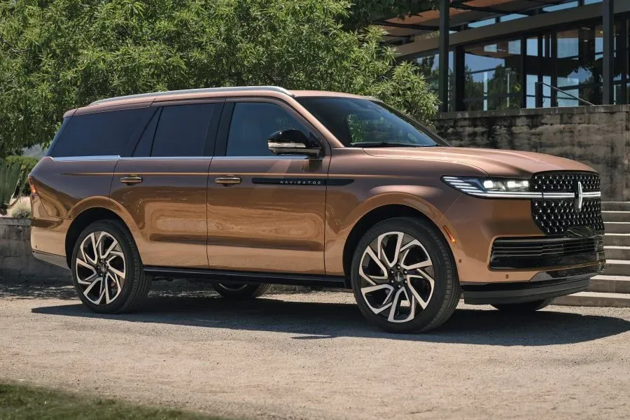 Vista frontal de la Lincoln Navigator 2025 en color negro