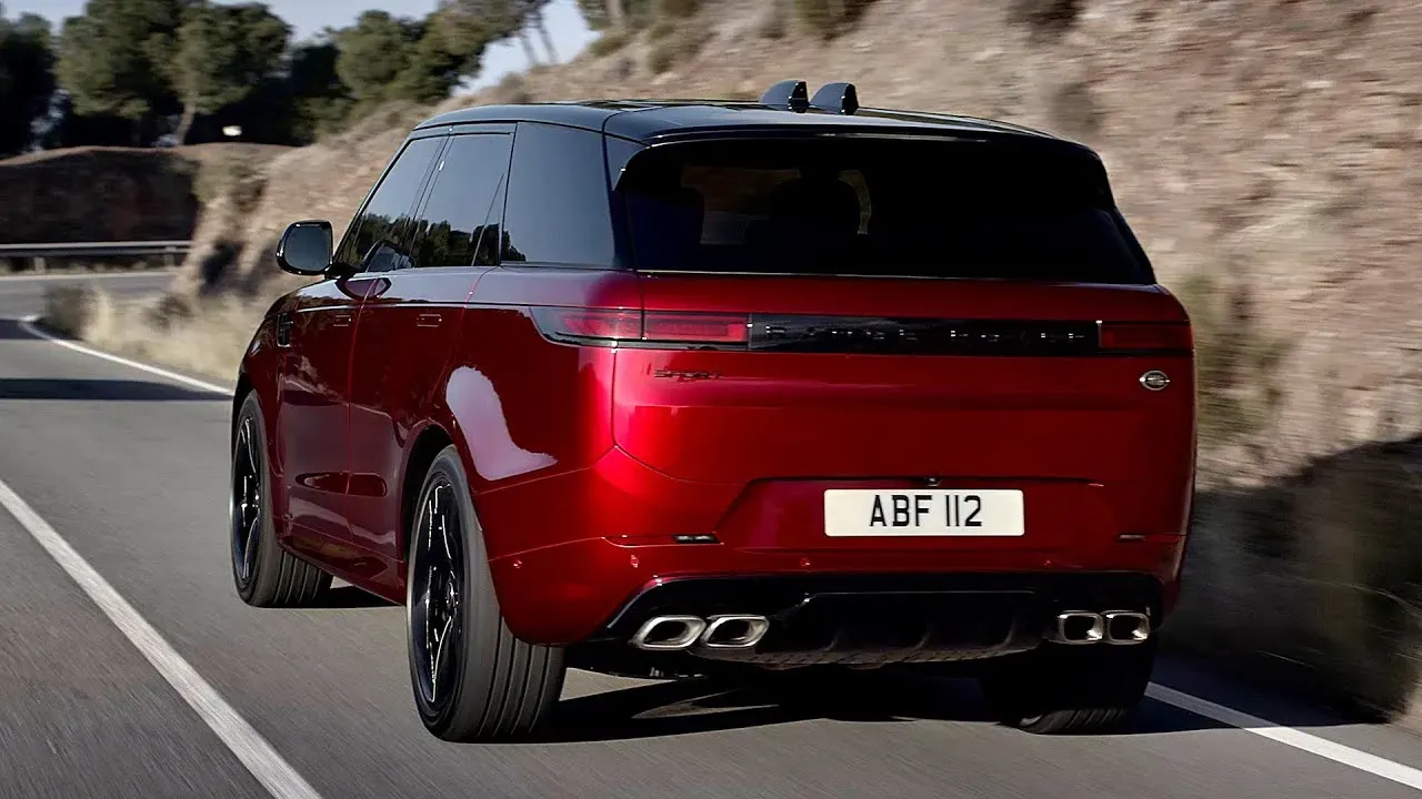Range Rover Sport Hybrid 2023 en acción off-road