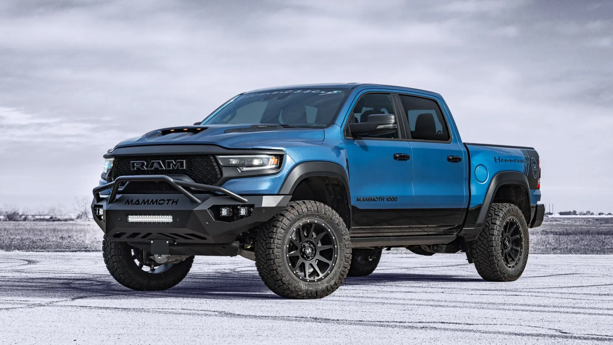 Hennessey Mammoth 1000 TRX de frente mostrando su parachoques personalizado