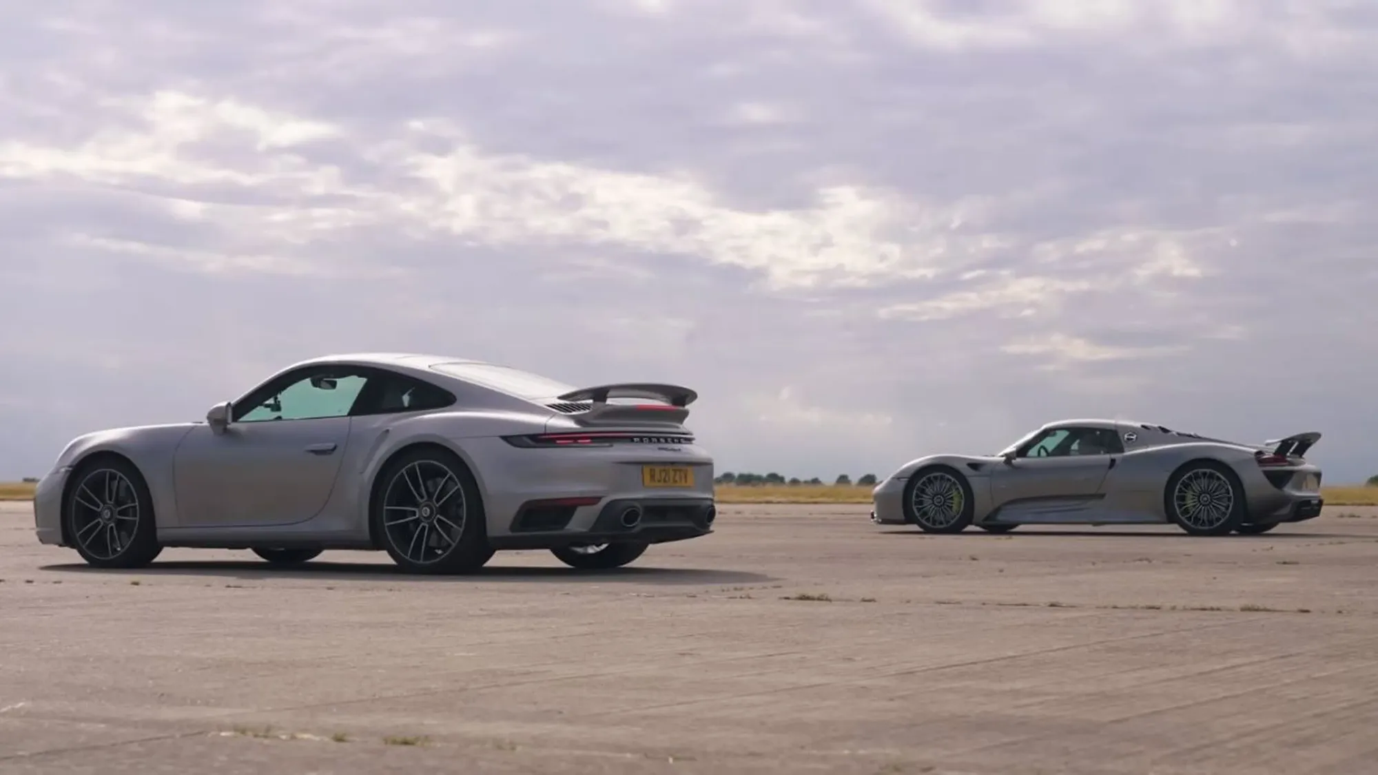 Porsche 911 Turbo S vs. 918 Spyder