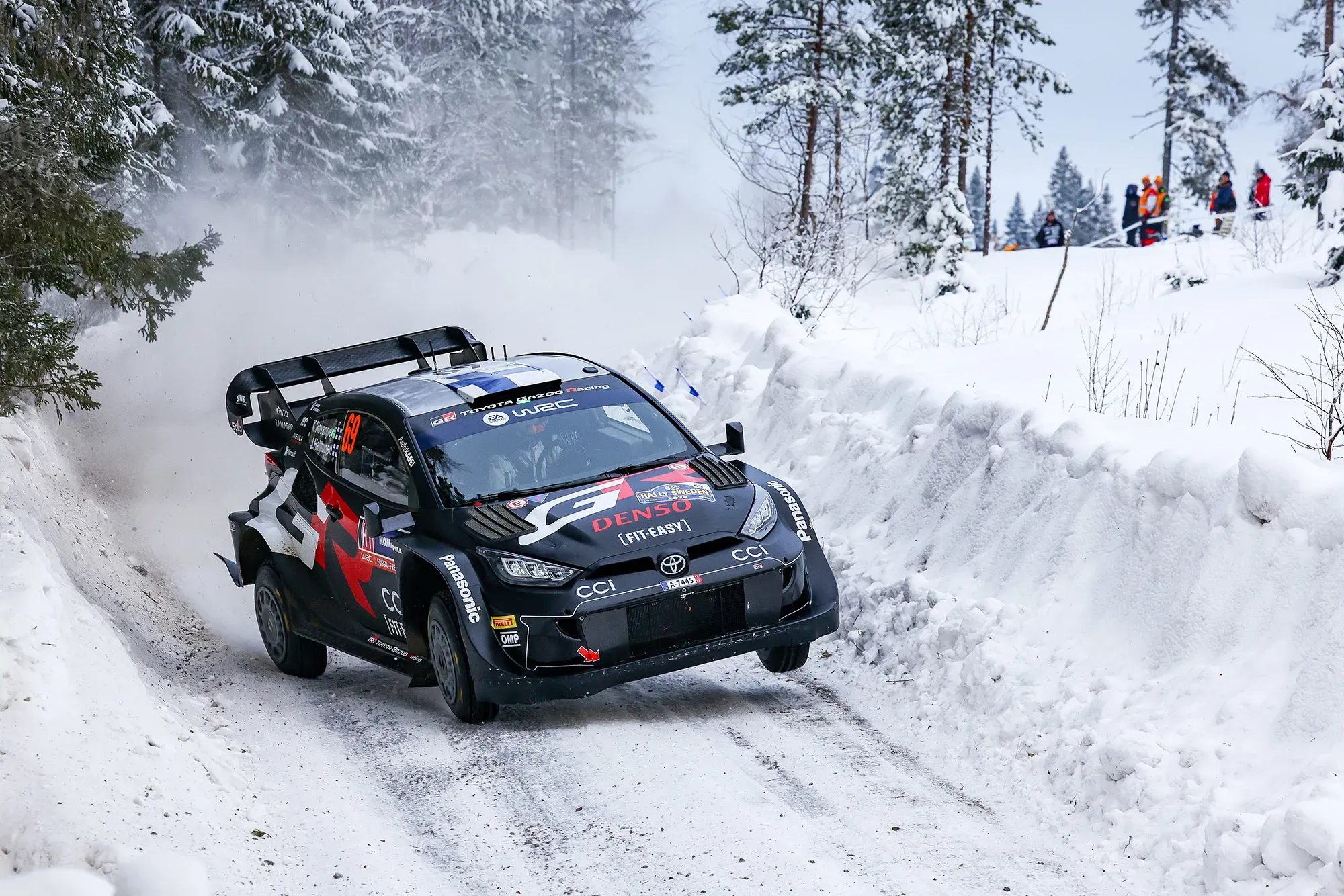 Kalle Rovanperä compitiendo en el Rally de Suecia 2024 con el Toyota GR Yaris Rally1