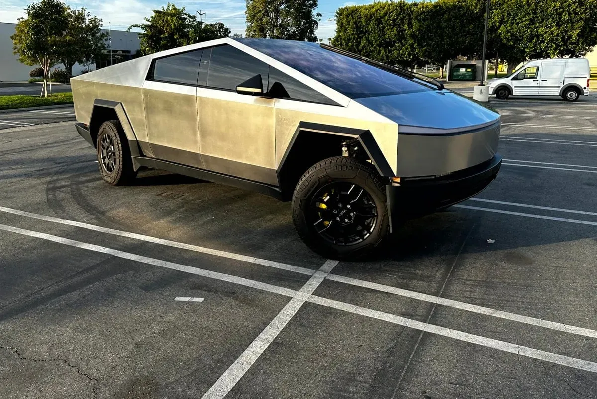 Tesla Cybertruck en carretera, vista lateral