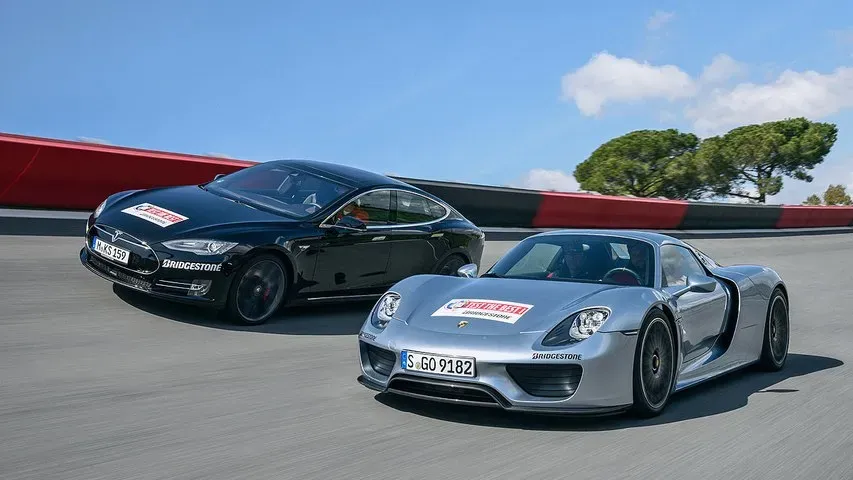 Porsche 911 Turbo S vs. 918 Spyder