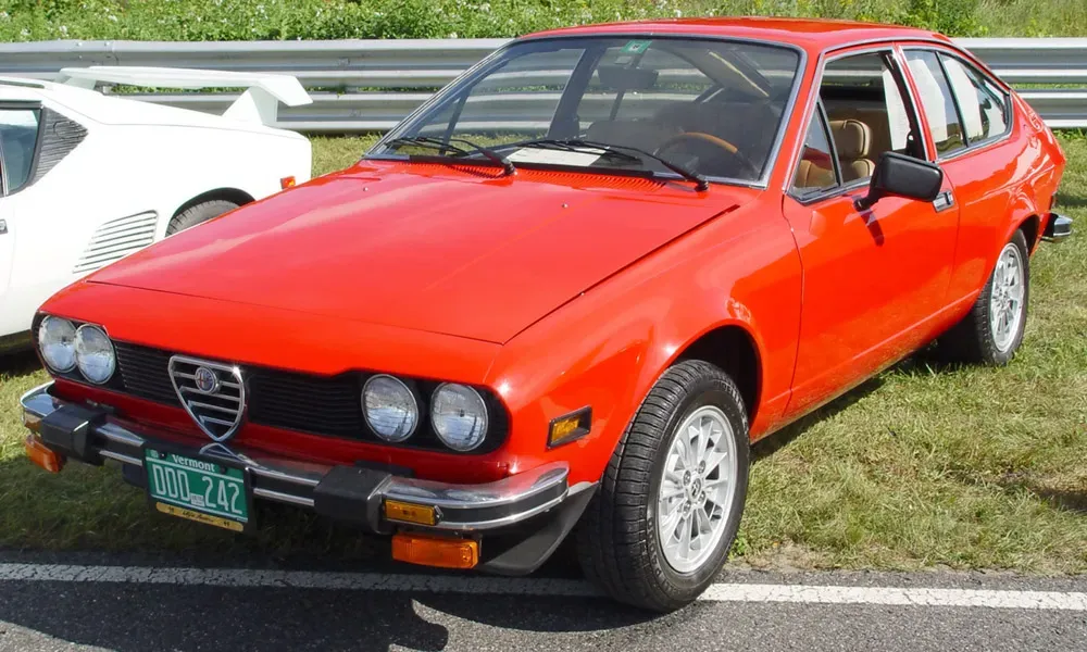 Alfa Romeo Alfetta 1976 en movimiento