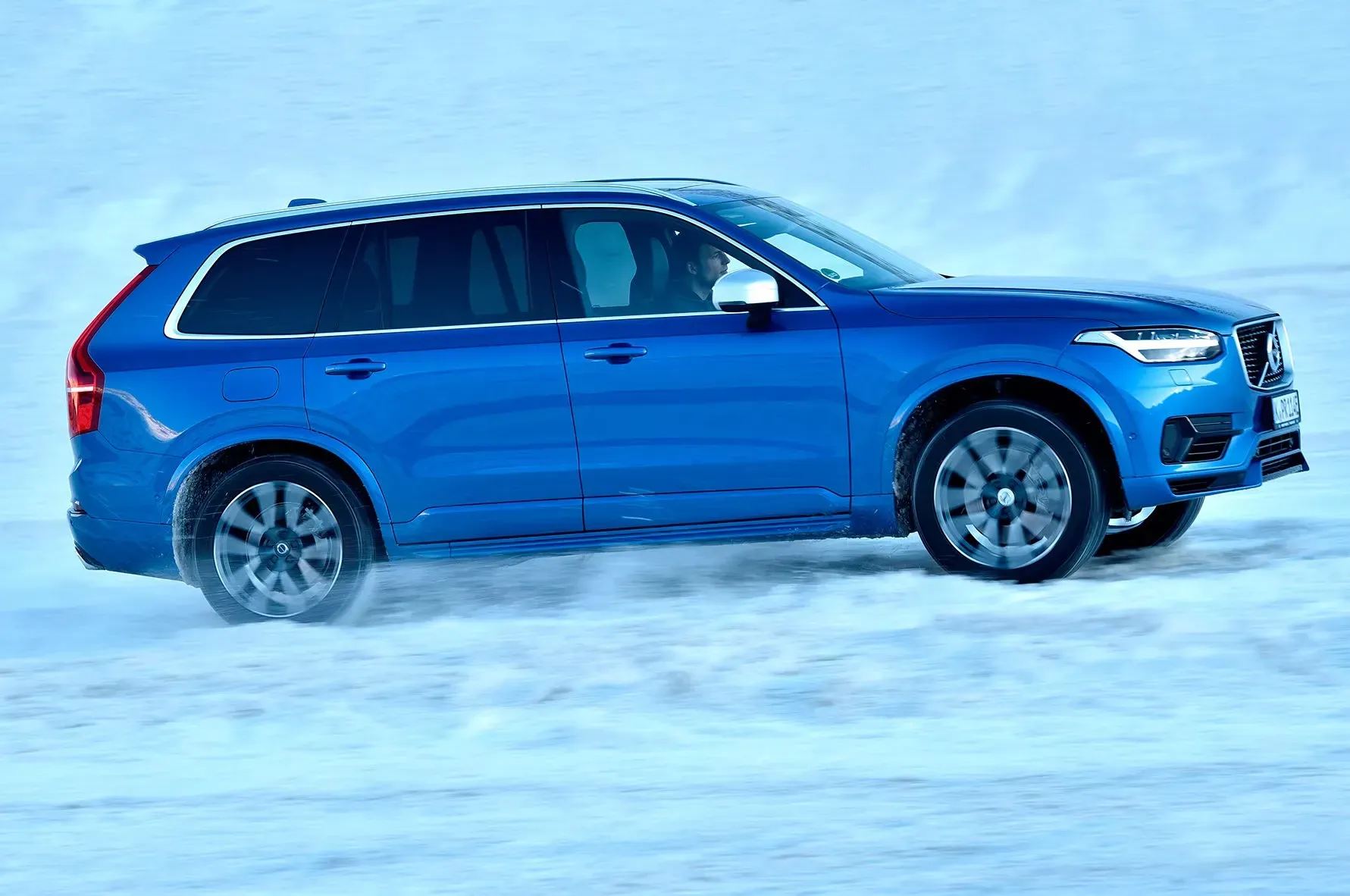 Volvo XC90 Hybrid 2017 en movimiento