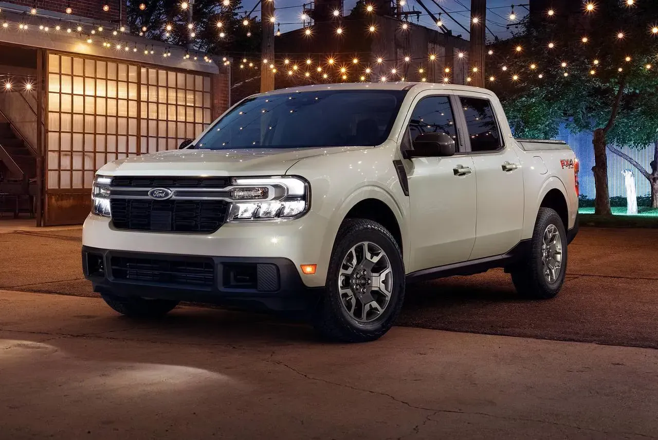 Vista trasera de la Ford Maverick Hybrid 2024 versión Lariat.