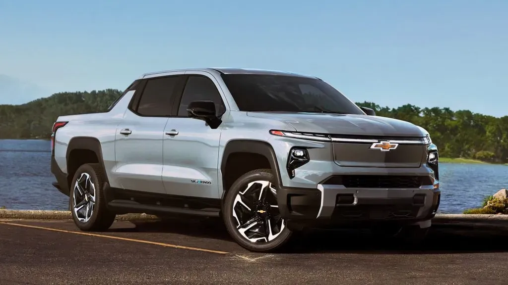 Interior y frente Chevy Silverado EV 2025