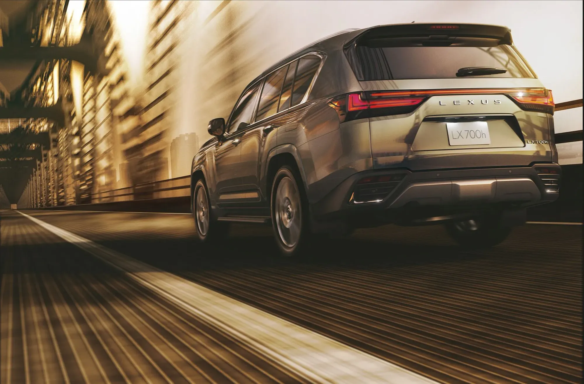 Interior lujoso del Lexus LX 700h 2025 mostrando los asientos de cuero y la pantalla de infoentretenimiento