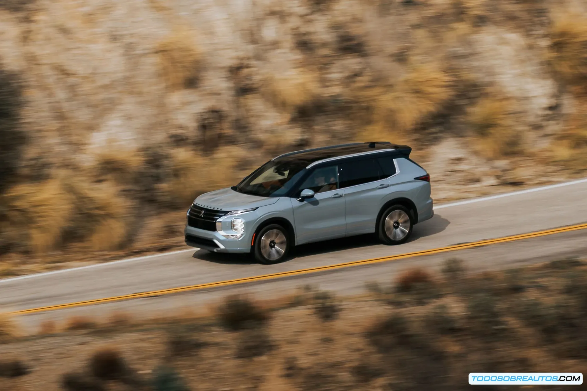 Vista lateral del Mitsubishi Outlander 2025.