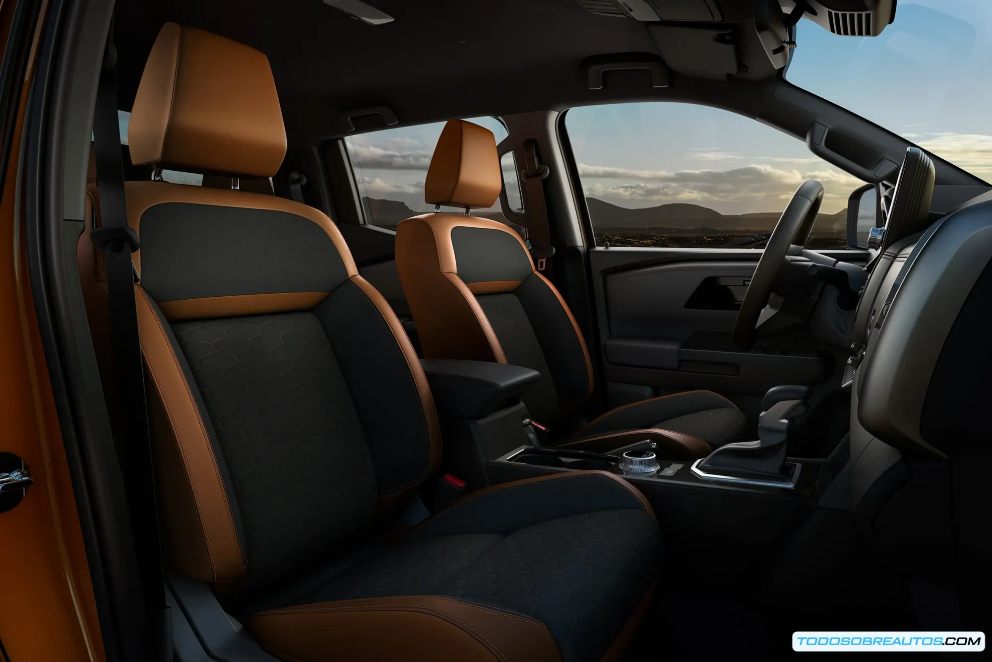 Interior de la Mitsubishi L200 GSR 2025 mostrando los asientos