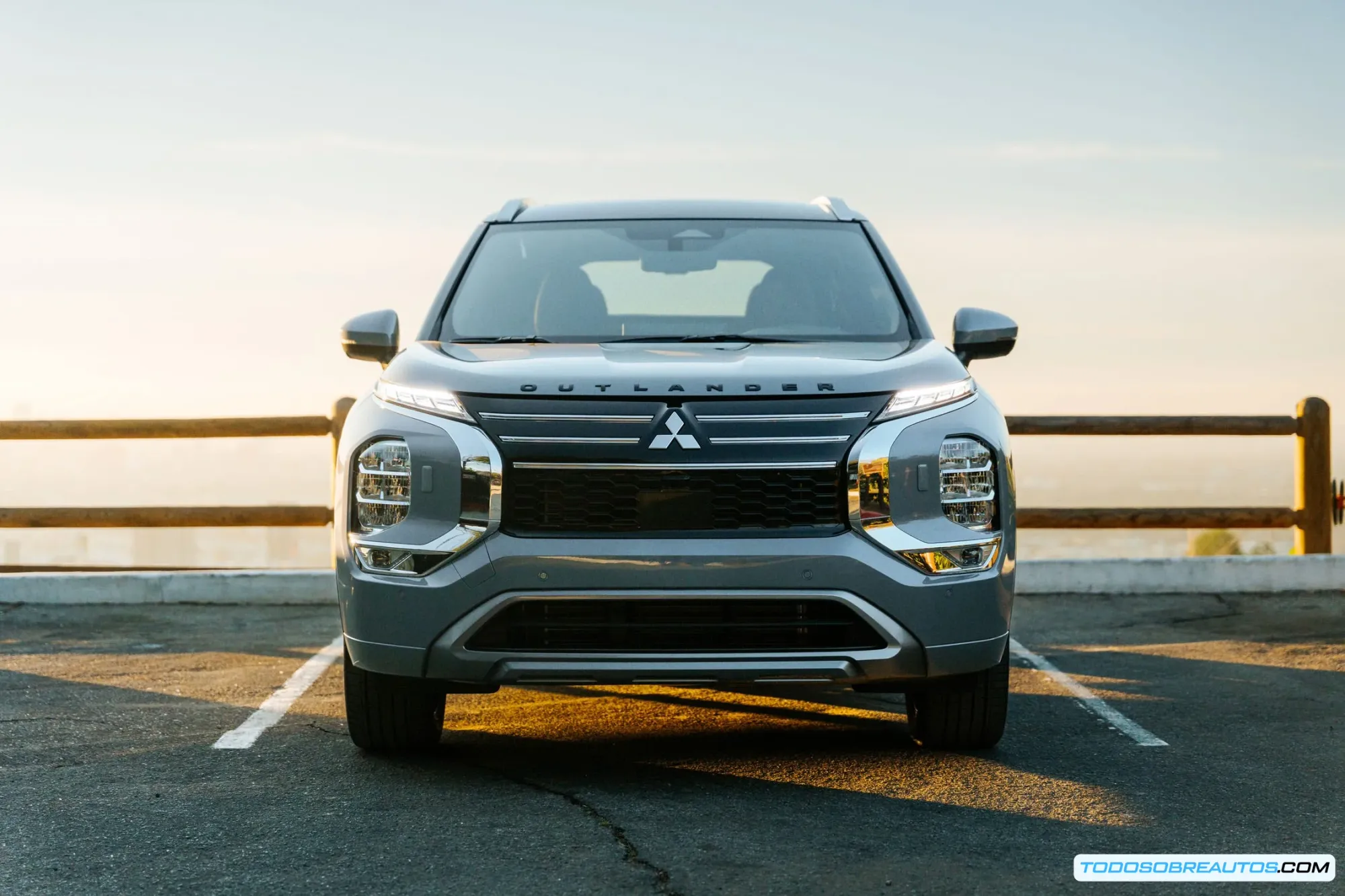Primer plano del diseño frontal del Mitsubishi Outlander 2025.