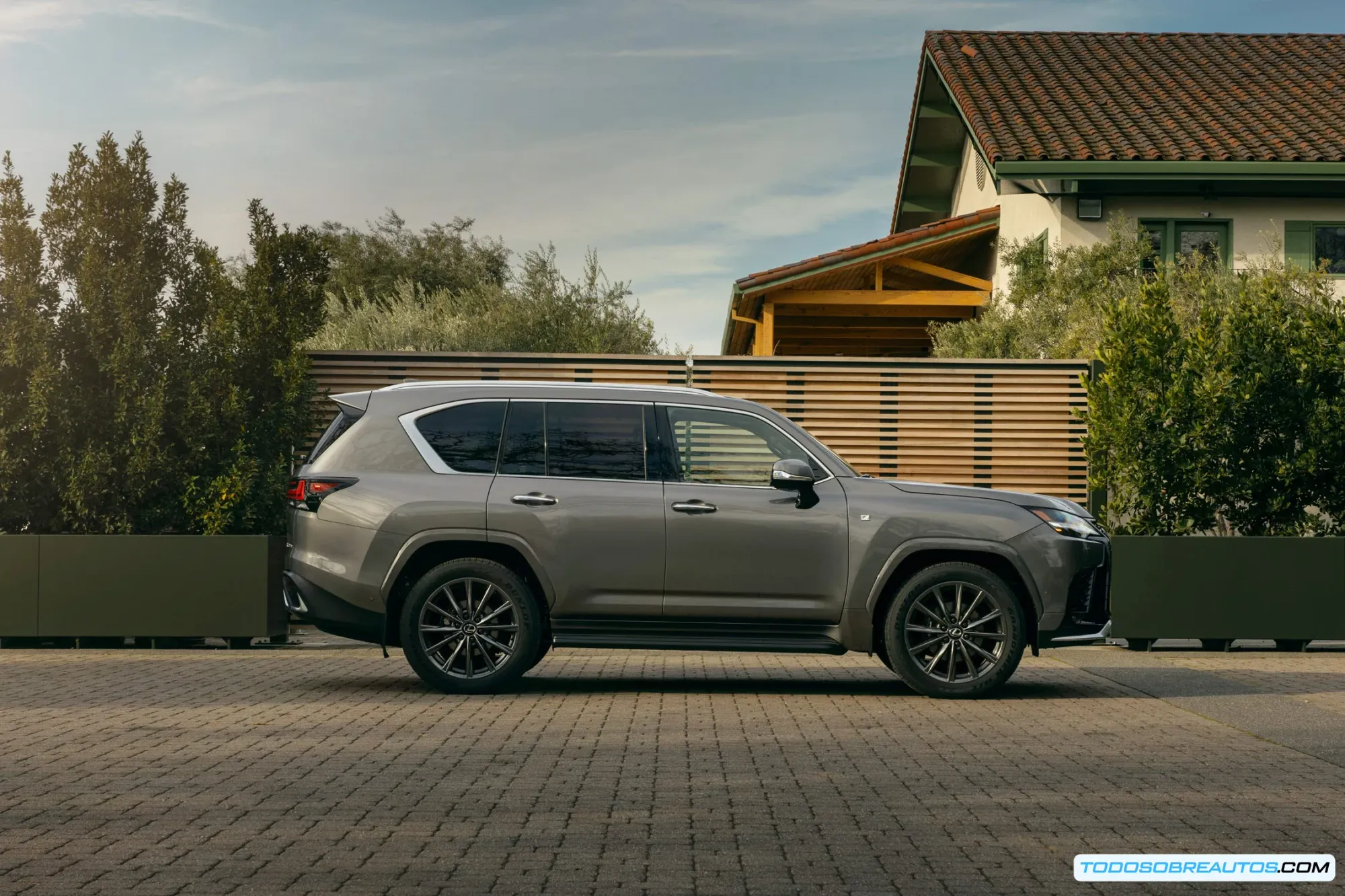 Vista general del perfil del Lexus LX Hybrid 2025