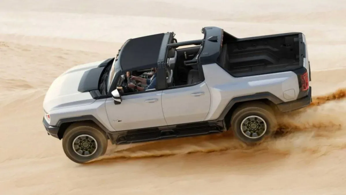 Vista superior del GMC Hummer EV mostrando el techo Infinity Roof