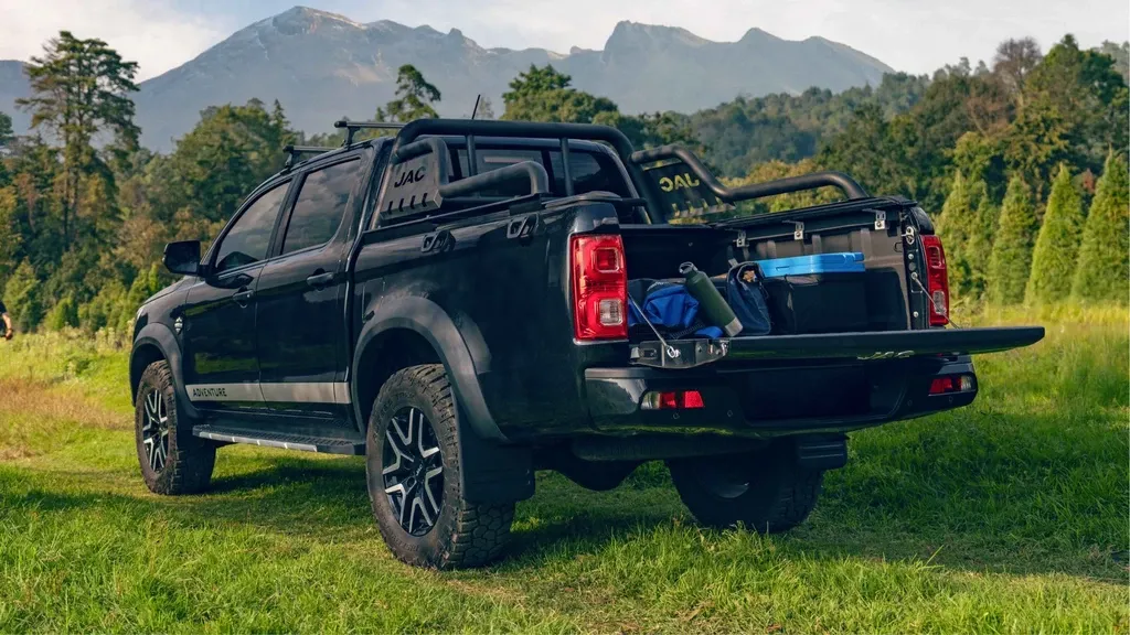 JAC Frison T8 Adventure estacionada con vista lateral