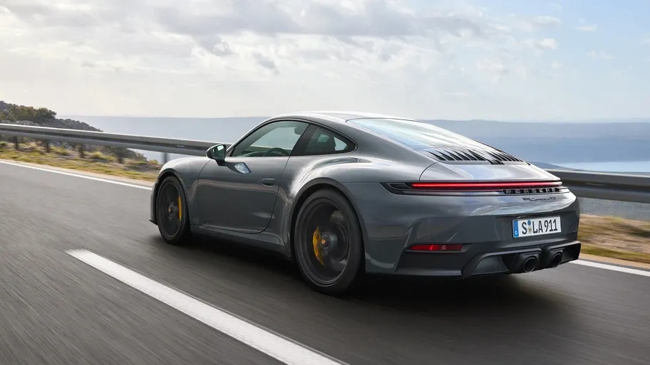 Interior y detalles del Porsche 911 GTS híbrido 2025