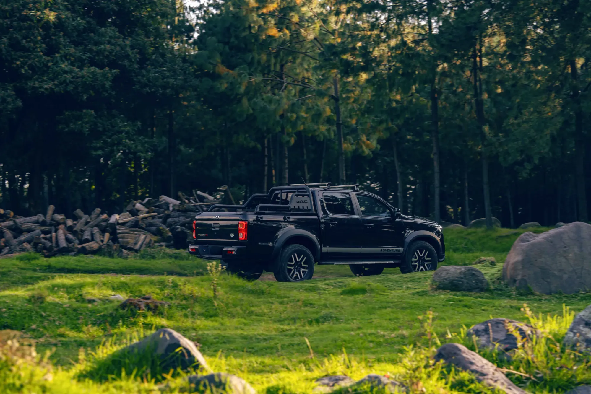 Vista frontal de la JAC Frison T8 Adventure 2025 en un entorno rocoso