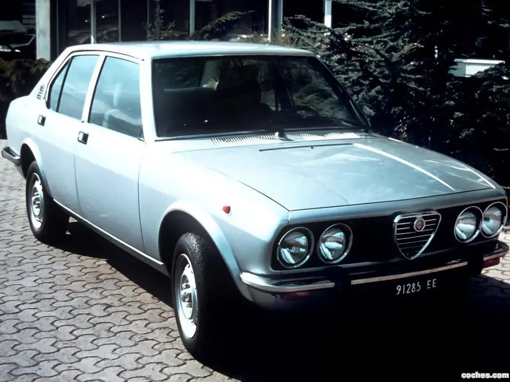 Vista lateral del Alfa Romeo Alfetta 1976