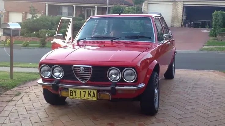 Vista frontal del Alfa Romeo Alfetta 1976