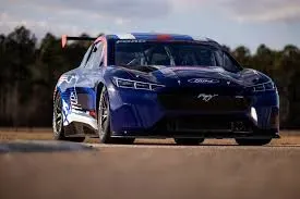 Ford Mustang Mach-E frontal en pista
