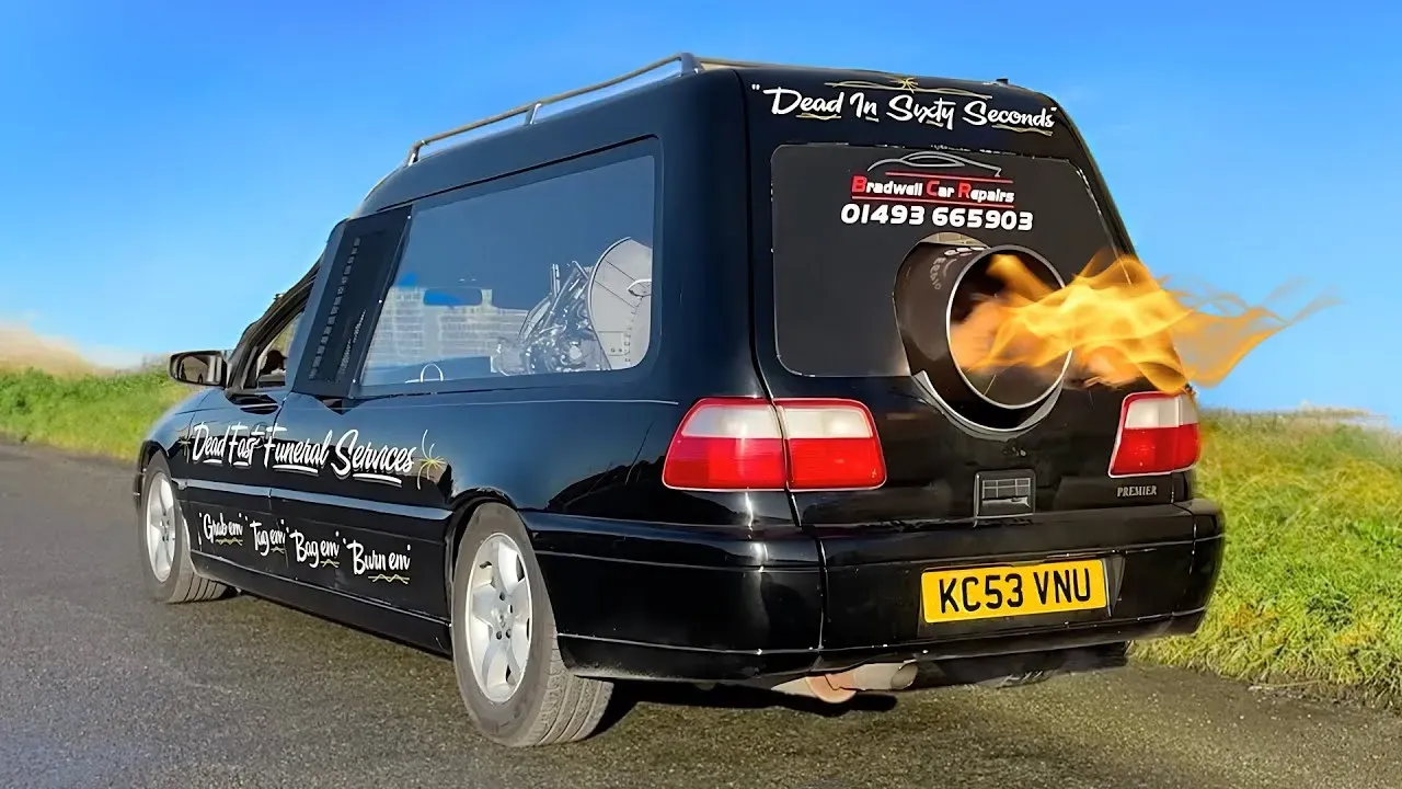 Vista trasera de la carroza fúnebre Opel Omega mostrando la instalación del motor de avión