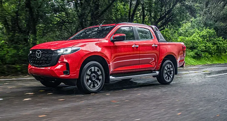 Mazda BT-50 2025 perfil en bosque