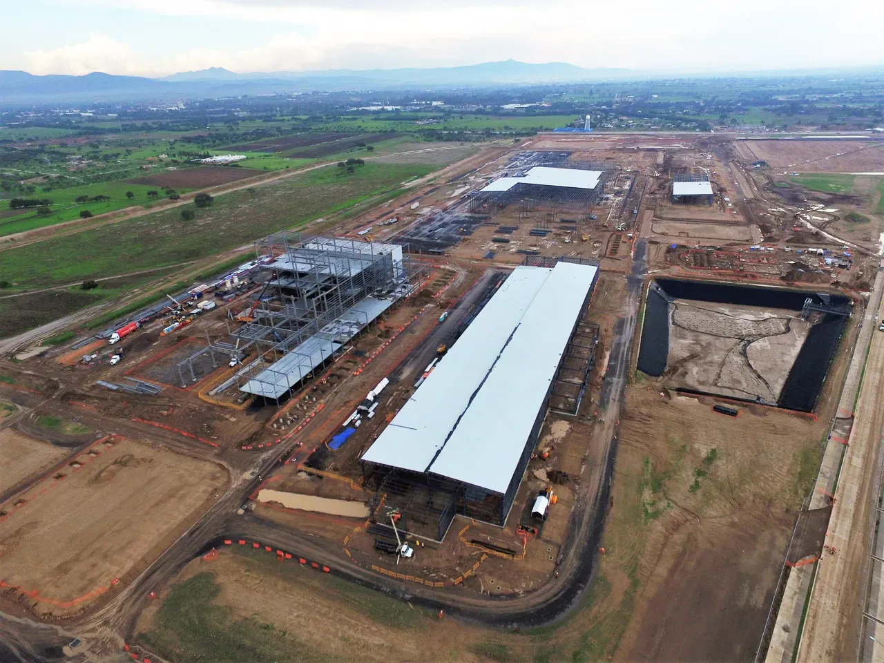 Interior de la planta de Michelin con maquinaria moderna