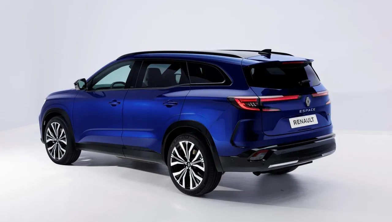 Vista trasera del Renault Espace 2025 mostrando su diseño moderno