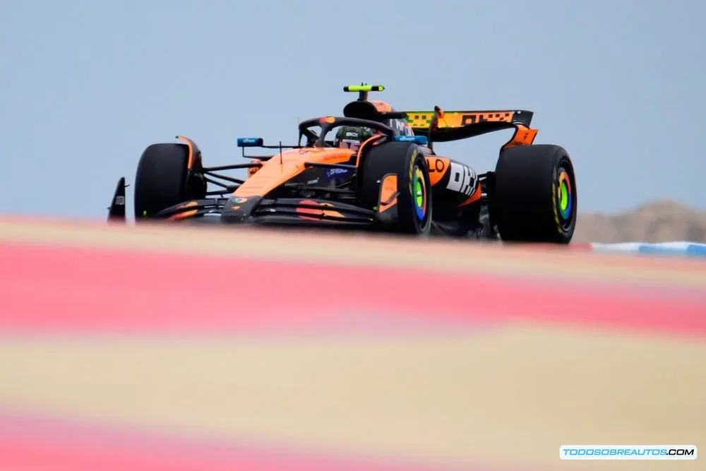 Lando Norris en su McLaren durante las pruebas de pretemporada