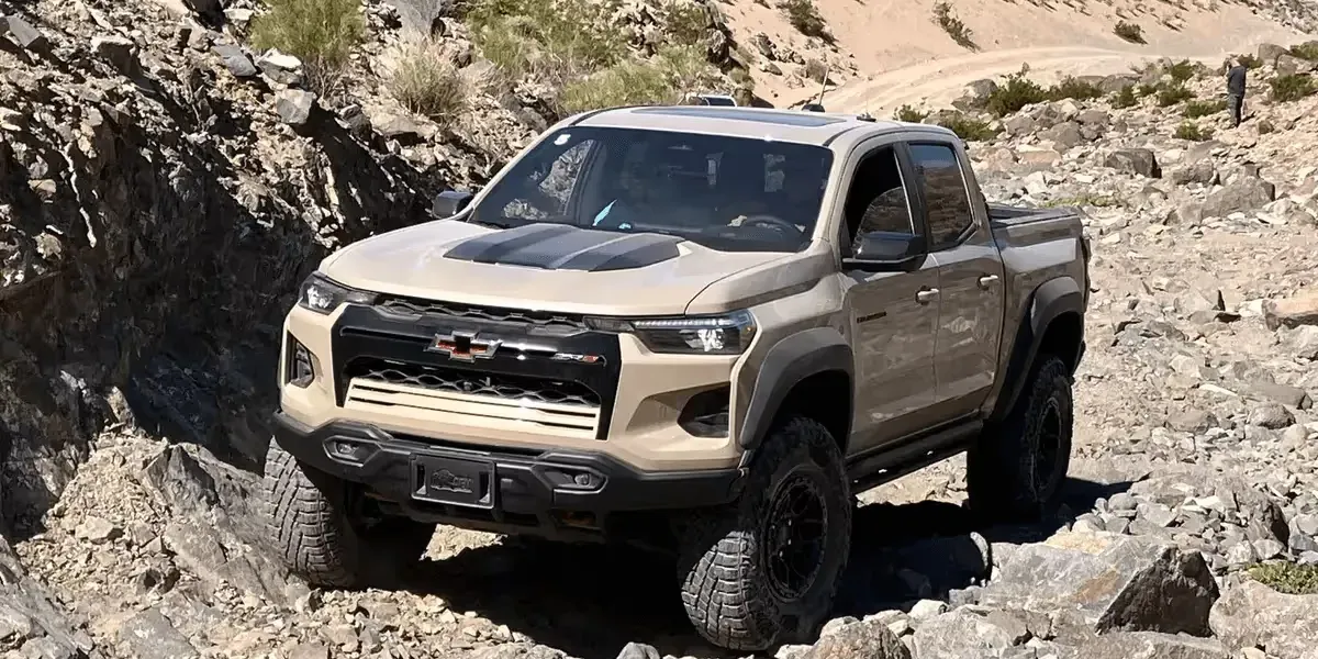 Chevy Colorado 2024 en terreno desértico