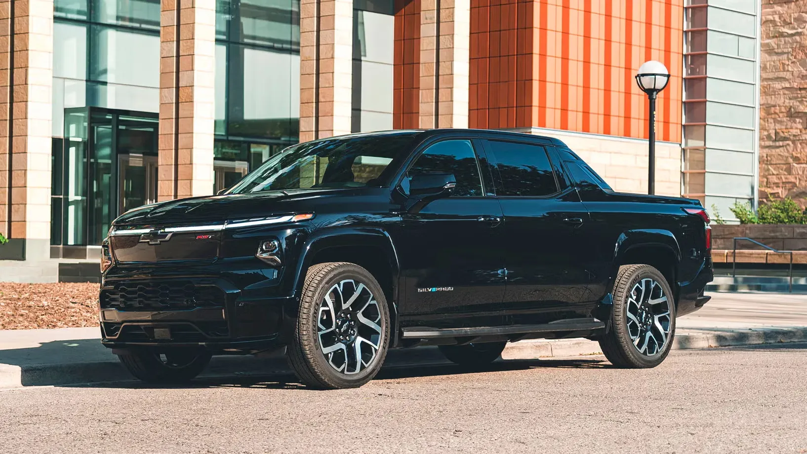 Chevy Silverado EV 2025 en movimiento