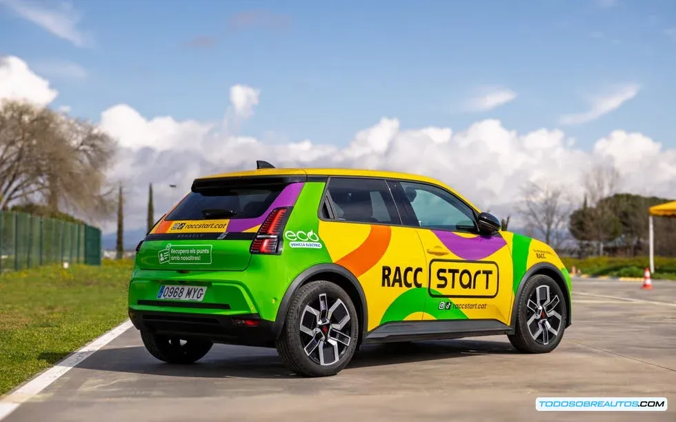 Renault 5 E-Tech en un entorno moderno