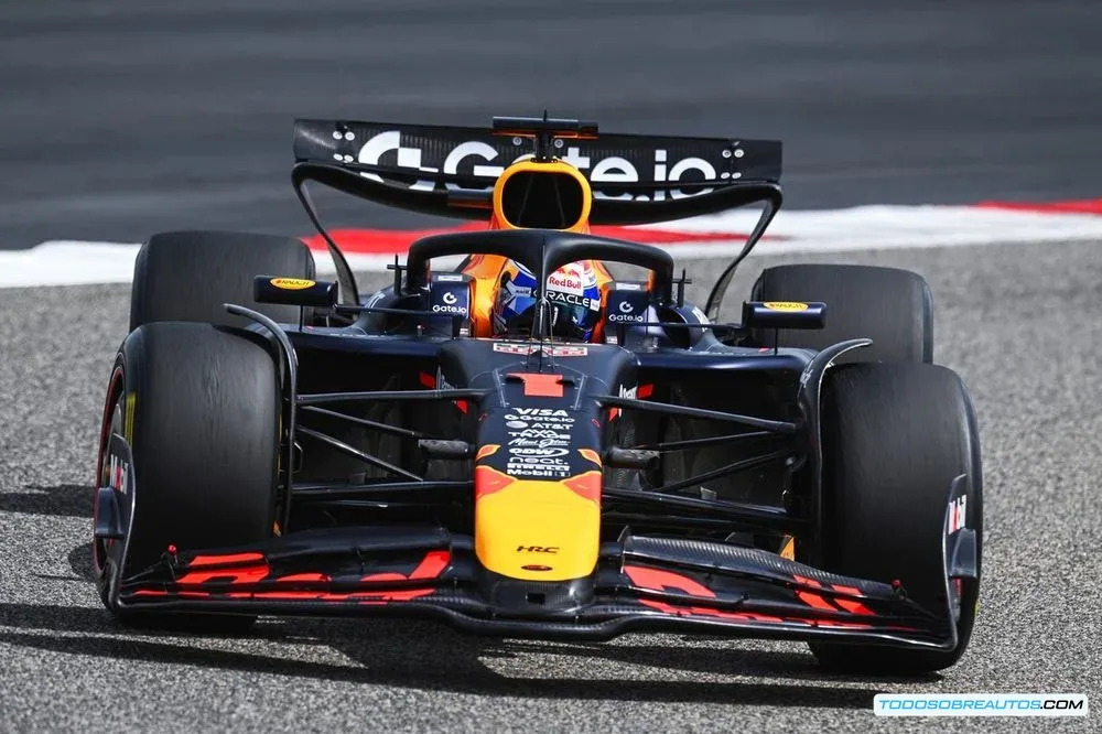 Imagen de Max Verstappen en el cockpit del Red Bull RB21.