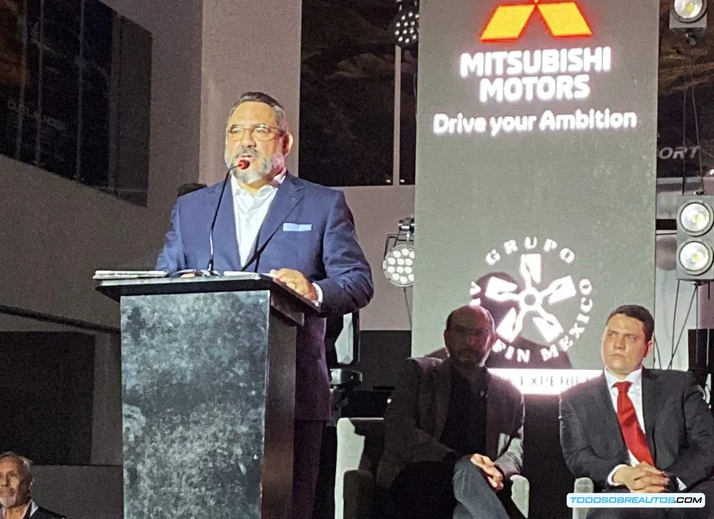 Ah-kin Vázquez con directivos de Grupo Automotriz Samurai