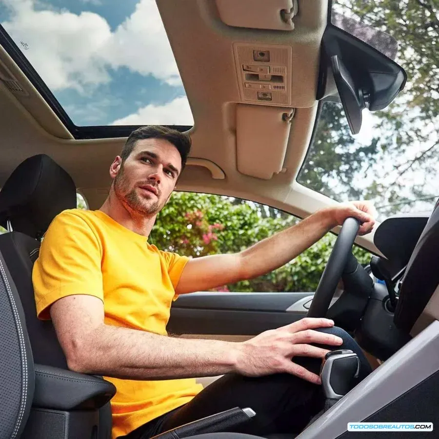Vista cercana de la pantalla táctil de 10 pulgadas del Volkswagen Virtus 2025