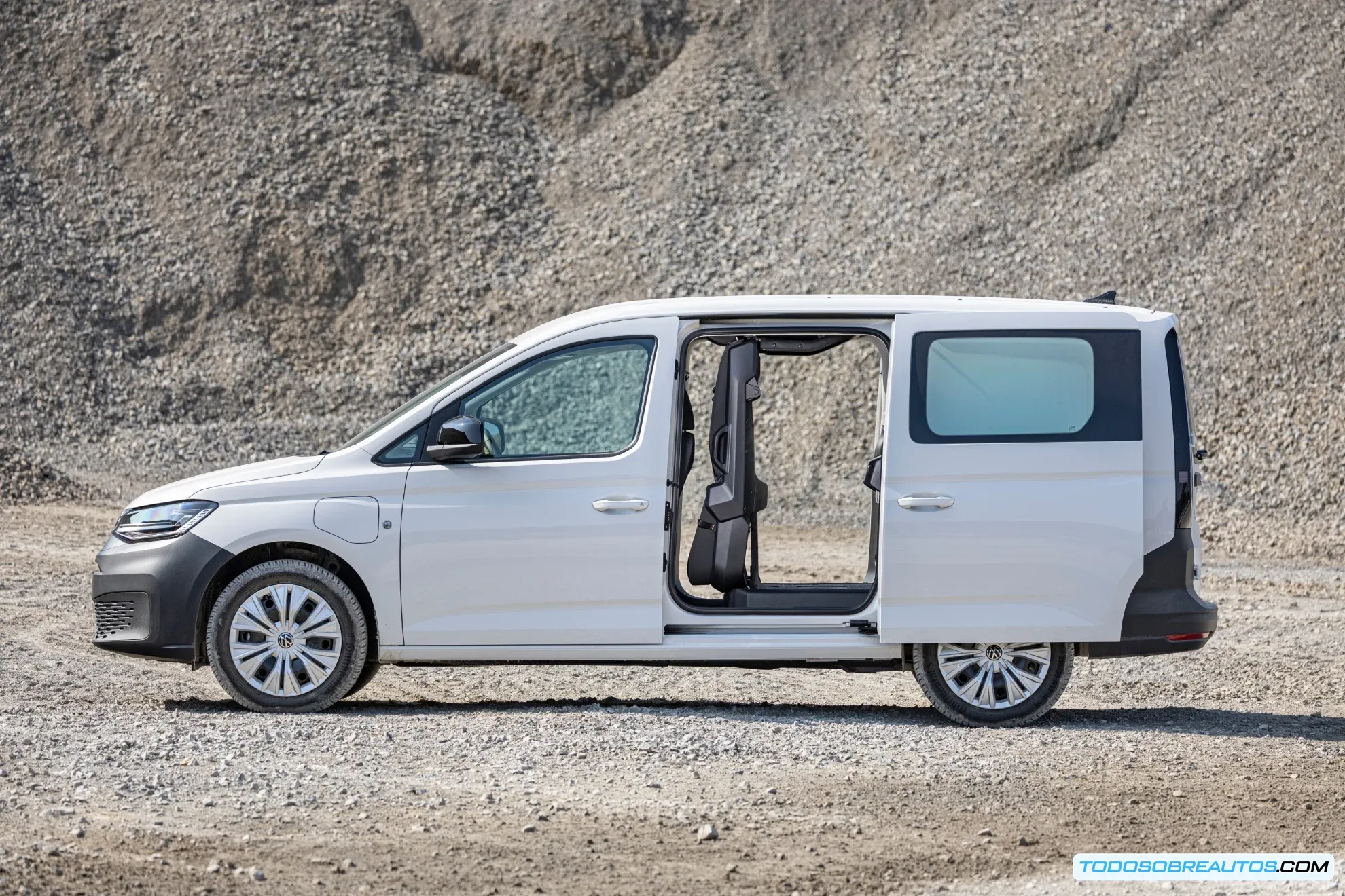 Imagen de la Volkswagen Caddy PHEV mostrando su diseño lateral y espacioso interior.