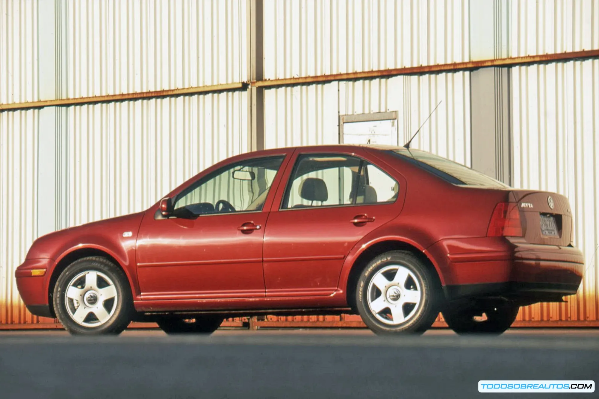 Primer plano de la parrilla y faros del volkswagen jetta glx 1999
