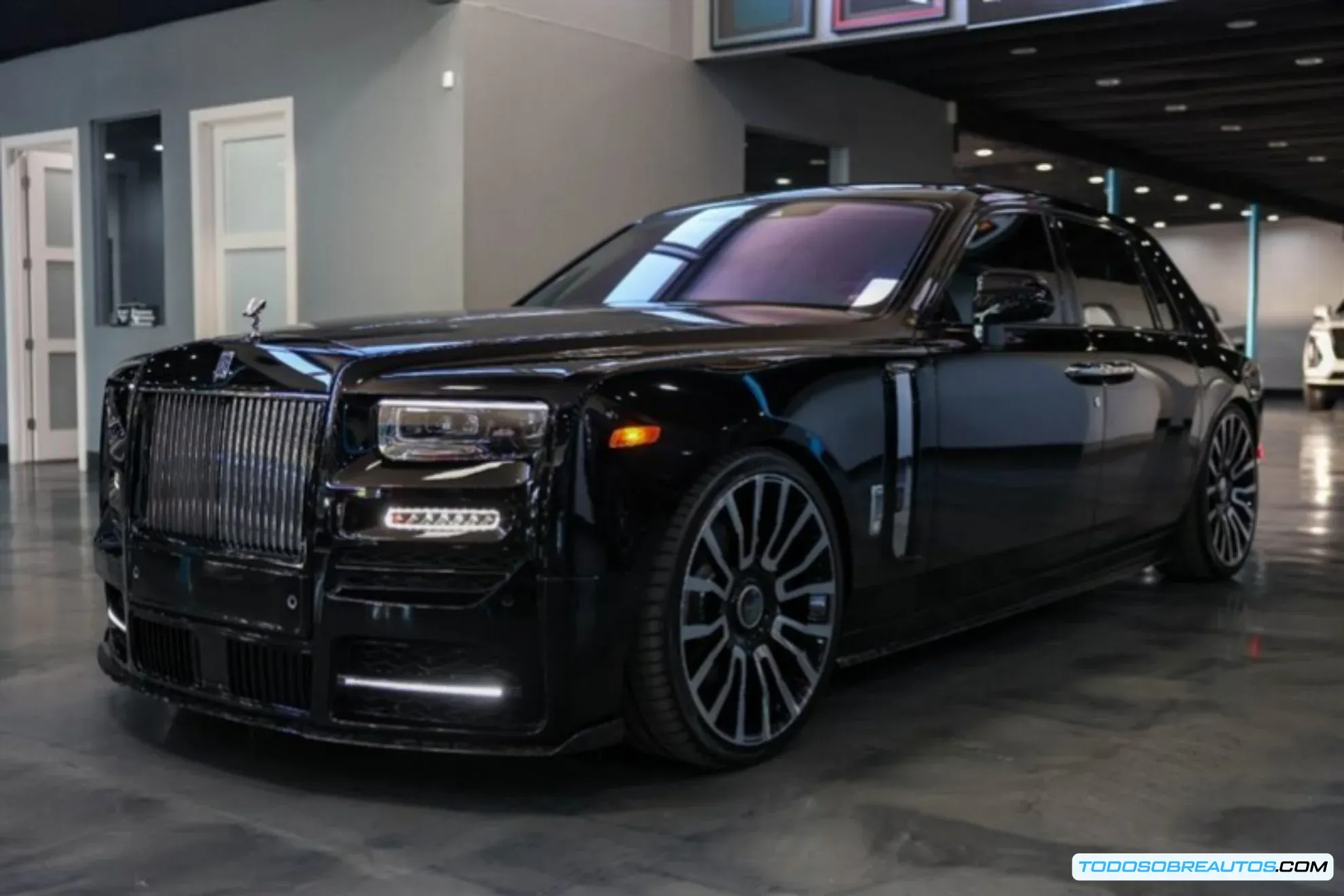 Imagen detallada del Rolls-Royce Phantom personalizado por Mansory.