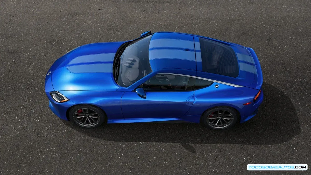 Vista dinámica del Nissan Z 2025 en color Heritage.