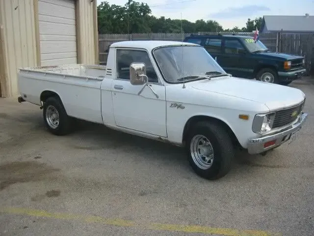Vista lateral del Chevy LUV 1980 mostrando su perfil elevado y defensas