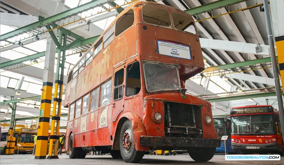 El Leyland Titan en funcionamiento en las calles de Madrid en los años 50.