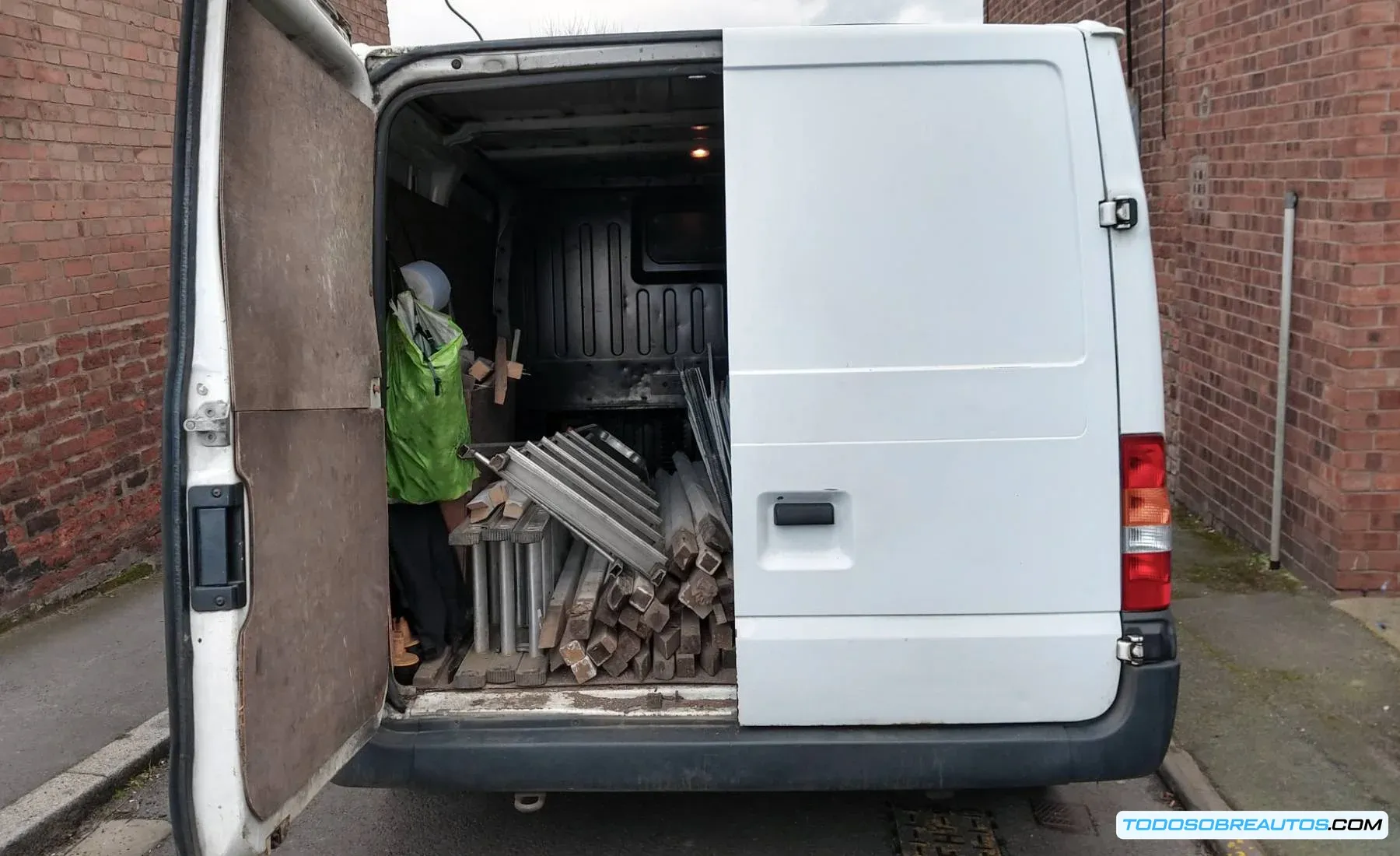 Furgoneta realizando operación de carga y descarga