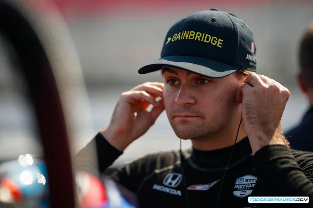 Imagen de Colton Herta, un piloto estadounidense que podría ser un candidato a conducir para Cadillac. Esto ayuda a contextualizar la discusión sobre pilotos estadounidenses.