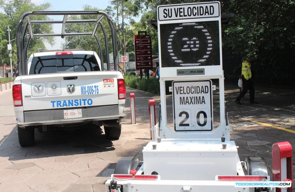 Imagen de un radar de velocidad en la Ciudad de México o una calle con señalización de límite de velocidad.