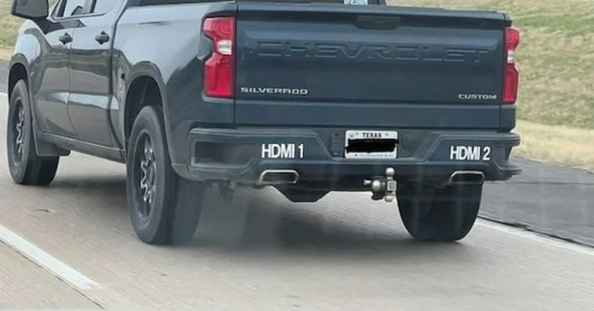 Chevy Silverado con Escape HDMI modificado vista trasera