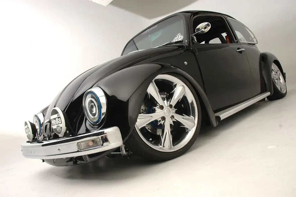 Volkswagen Jetta 2025 y Vocho clásico
