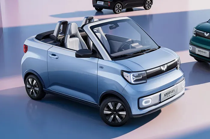 Wuling Hongguang Mini EV de frente en la ciudad