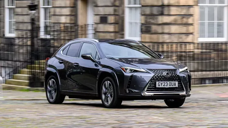 Lexus UX 300e 2025 frontal en conducción