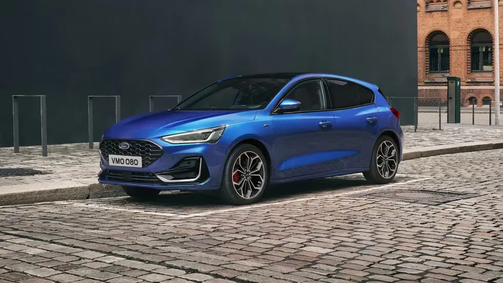 Ford focus st-line azul en carretera