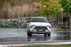 Mitsubishi XForce HEV 2025 vista frontal